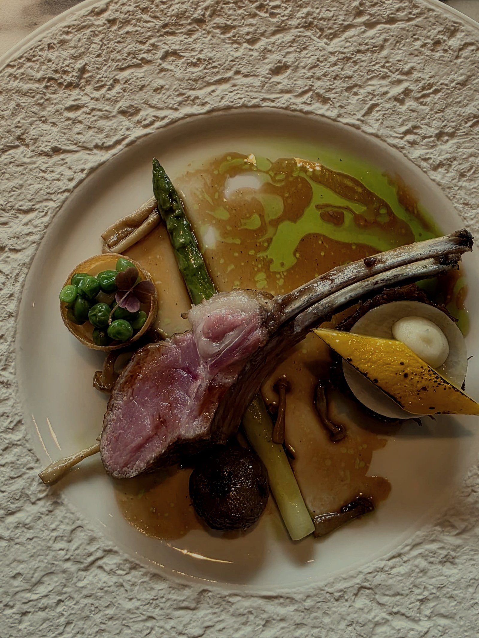 Rosé gebakken lamsrack met asperge, doperwtjes en jus van chef Bram van Driel